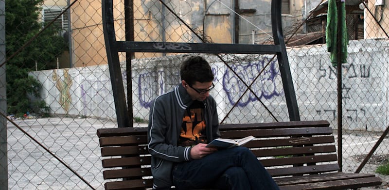 "קוראים ספרים בחוץ / צילום: שלומי יוסף,מתוך הבלוג פפראצי-עמך ספר"