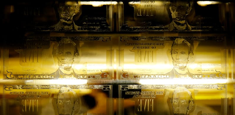 "גלופה של שטרות של חמש דולר במטבעה של ארה''ב בוושינגטון הבירה / צילום: Reuters, Gary Cameron"