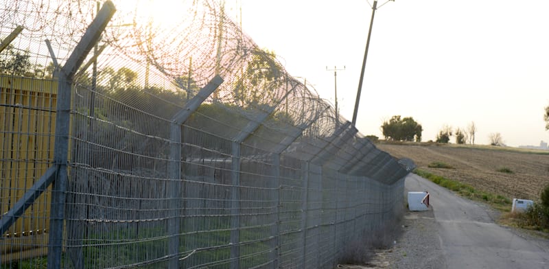 גדר ההפרדה ליד נחל עוז / צילום: איל יצהר
