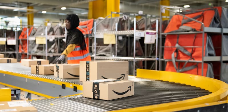 "מרכז לוגיסטי של אמזון / צילום: Shutterstock" "מרכז לוגיסטי של אמזון / צילום: Shutterstock"