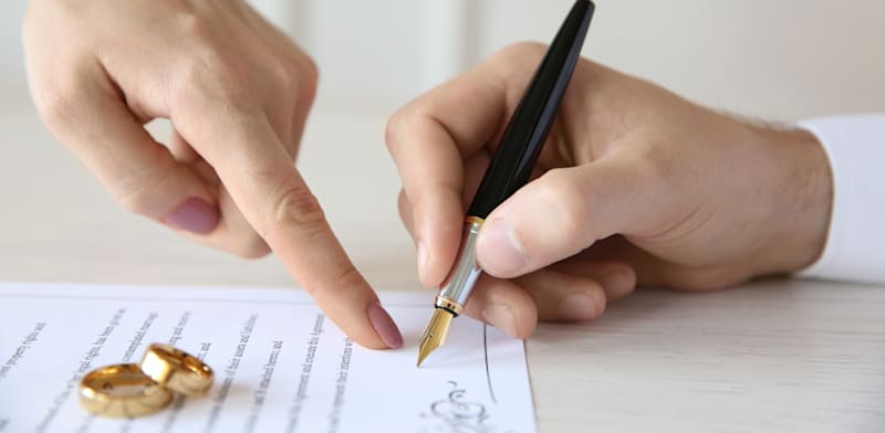 "חתימה על הסכם ממון / צילום: Shutterstock, Africa Studio"