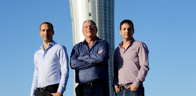 "מימין לשמאל: עמית כוכבי, אליעזר שקדי ואופיר פלדי. הובילו את שמיים להנפקה בבורסה / צילום: איל יצהר"