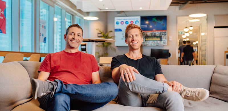 "ערן זינמן ורעי מן, מייסדים ומנכ''לים משותפים של מאנדיי.קום / צילום: נתנאל טוביאס"