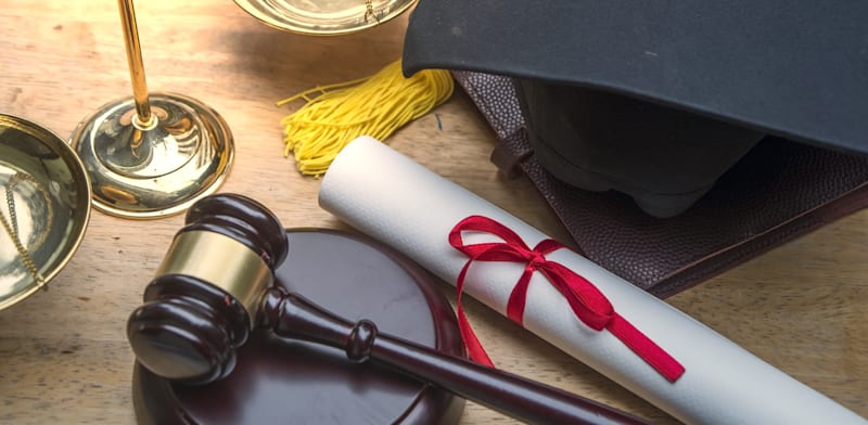 / צילום: ת לשכת עורכי הדין. פער המעבר בין בוגרי האוניברסיטאות למכללות נשמר / אילוסטרציה: Shutterstock, Supavadee butradee"