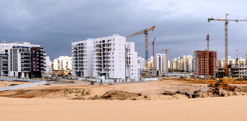 אתר בנייה. ''מקוששים יחידות דיור פה ושם'' / צילום: Shutterstock