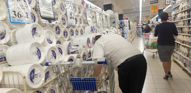 "כלים חד-פעמיים בסופרמרקט / צילום: תמר מצפי"