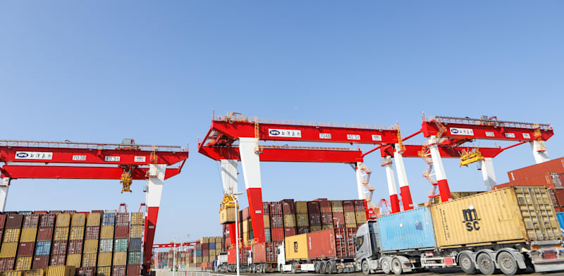 "פריקת מכולות בנמל חיפה. הבעיות בסחר העולמי עשויות להניב תועלות לכלכלה הישראלית / צילום: שלומי יוסף"