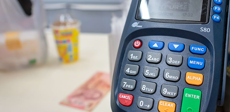 "מסופון אשראי / צילום: Shutterstock, Seika Chujo"