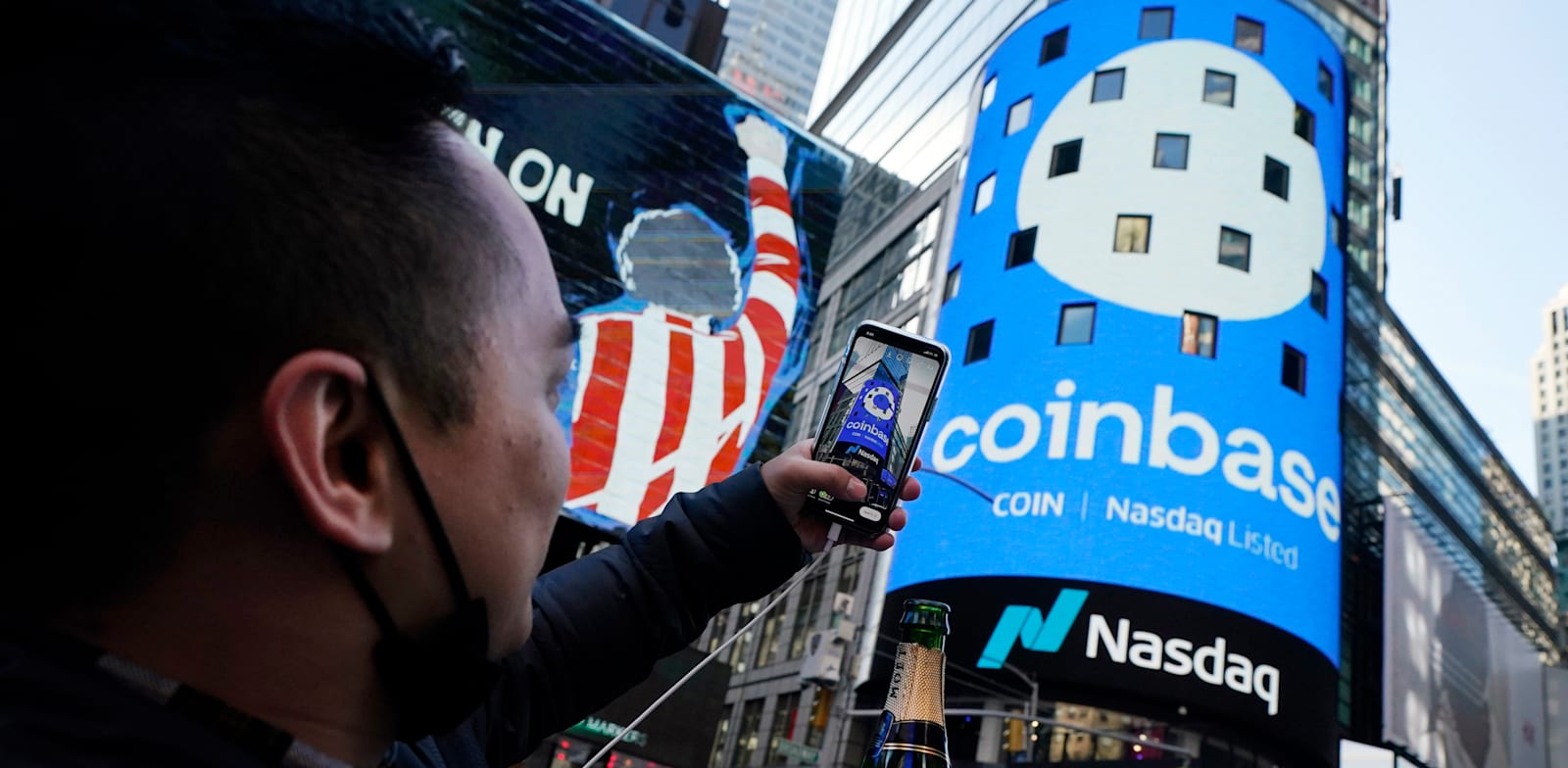 טיימס סקוור בניו יורק, ביום שבו קוינבייס הונפקה בנאסד''ק / צילום: ap, Richard Drew