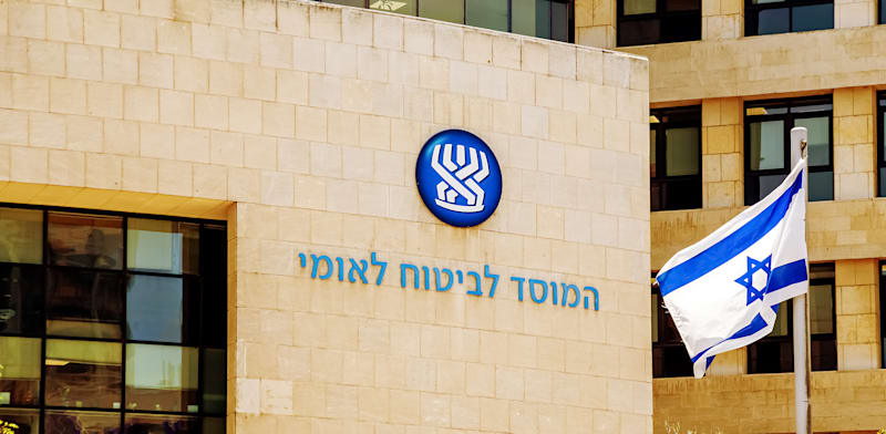 "המוסד לביטוח לאומי / צילום: Shutterstock, KiyechkaSo"