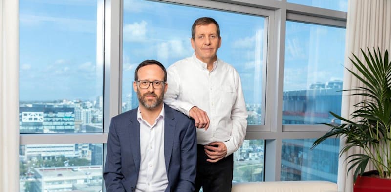 "יוסי זינגר, יו''ר ג'נריישן קפיטל, וארז בלשה, המנכ''ל / צילום: אייל טואג"