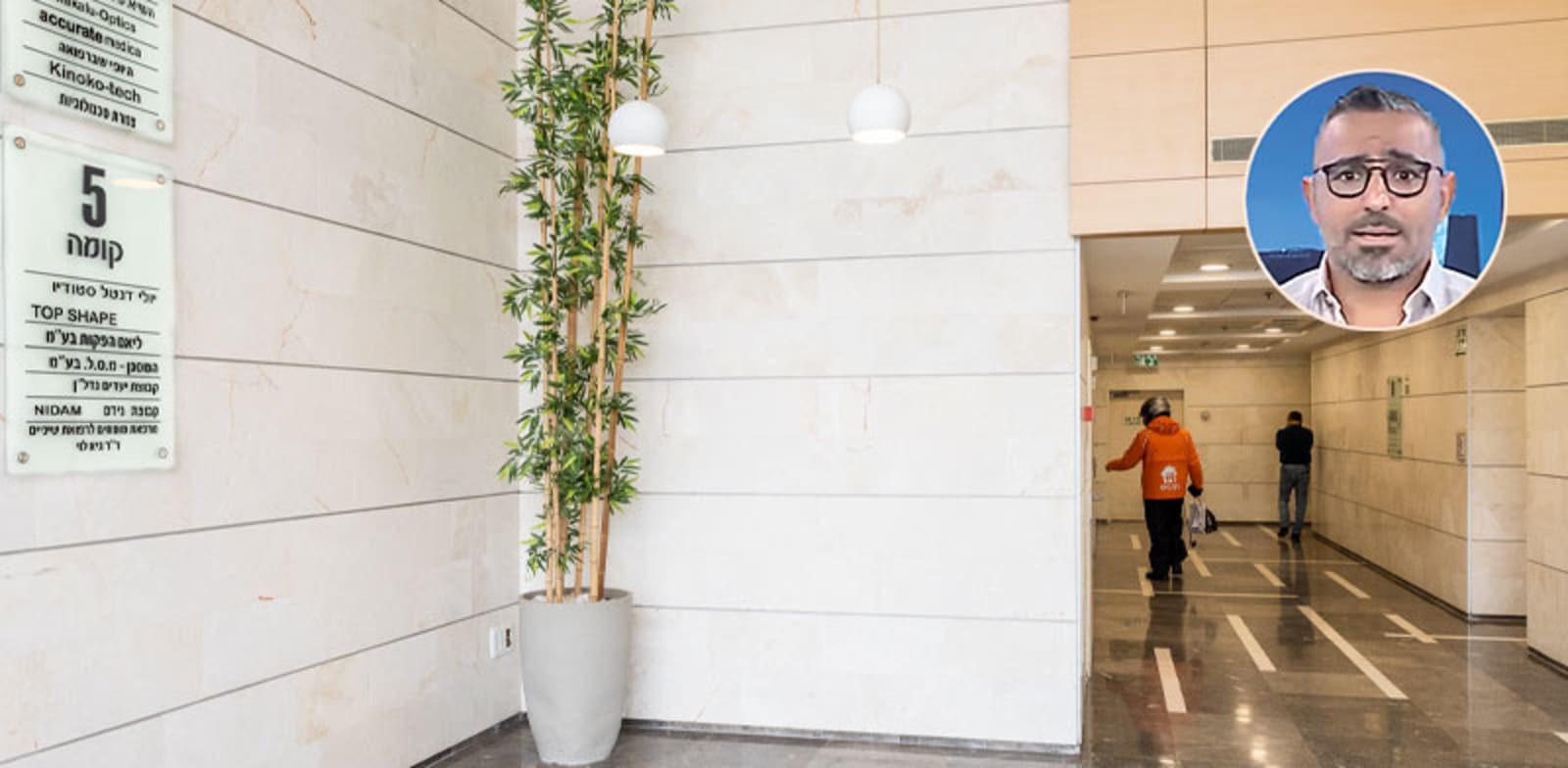 "לובי משרדי ''יעדים נדל''ן''. בעיגול: מוטי אברג'יל / צילום: יוסי כהן, יוטיוב"