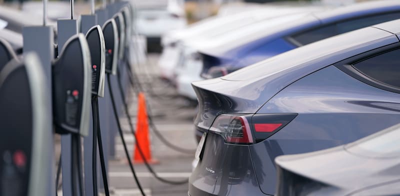 "טעינת כלי רכב חשמליים / צילום: ap, David Zalubowski"