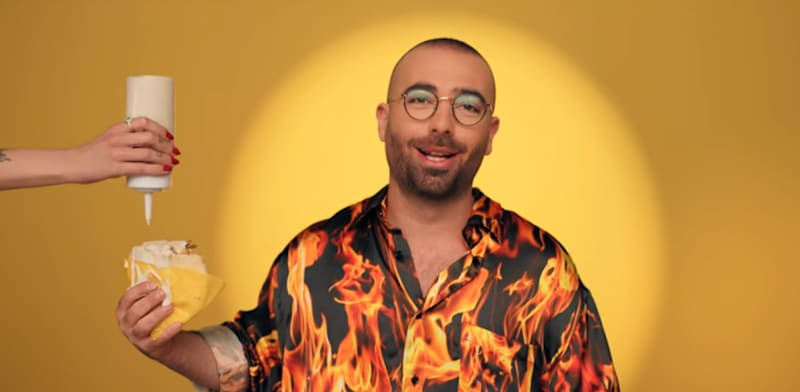 "עומר אדם בקמפיין אופטיקנה / צילום: צילום מסך"