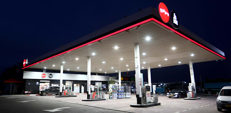 "תחנת דלק / צילום: סיון פרג'"