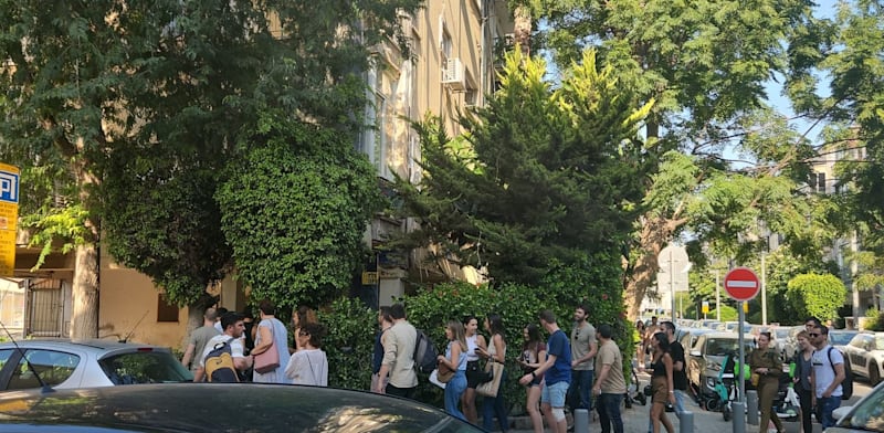 "תור של שוכרים פוטנציאליים לדירה בת''א / צילום: איריס מושקוביץ"