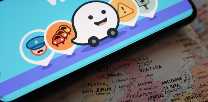 Aplicación Waze basada en GPS Crédito: Daniel Constante Shutterstock