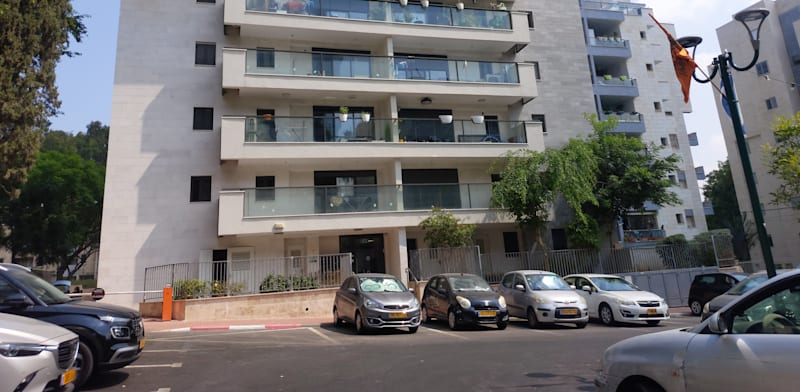 "פינוי־בינוי ברחוב בר־אילן ברעננה. פגיעה בזכות הקניין? / צילום: איל יצהר"