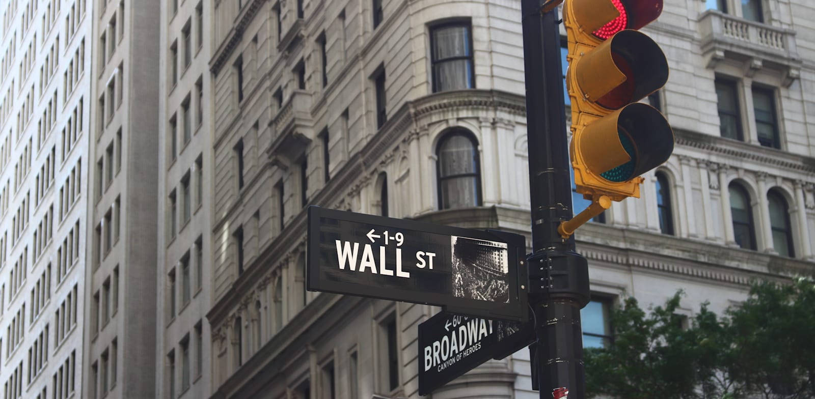 "וול סטריט / צילום: Unsplash, Roberto Júnior"