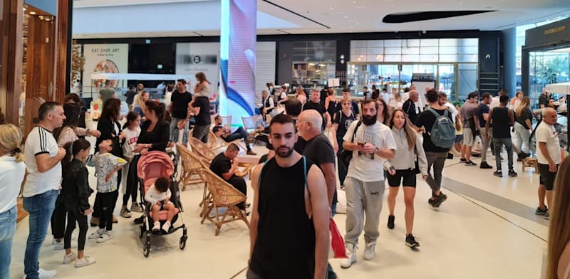 "מבקרים בקניון / צילום: טל איז'ק"