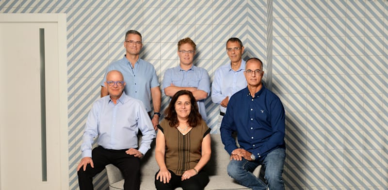 "רוני אשורי (מימין), שי כהן, רענן גבירצמן, אוולין לנדמן, קית' מורטון. הנהלת פרוטאנטקס / צילום: איל יצהר"