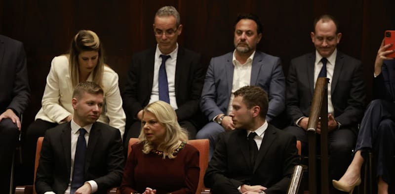 "שרה נתניהו, רעיית רה''מ, ובניה יאיר ואבנר / צילום: יוסי זמיר"