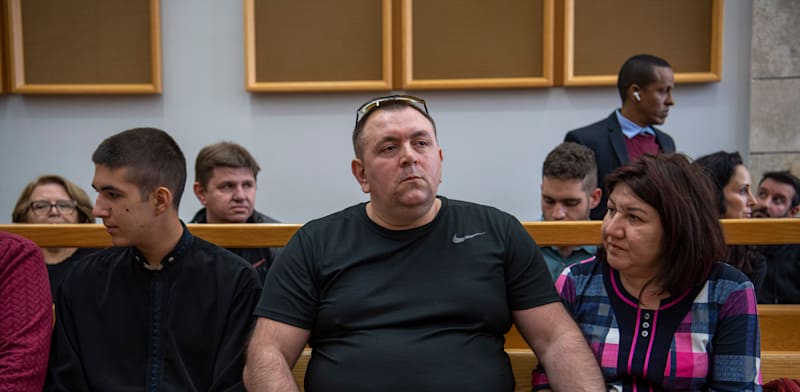 "רומן זדורוב עם משפחתו בבית המשפט, לפני שנתיים / צילום: גיל אליהו - הארץ"