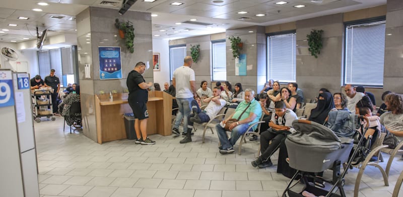 Israelis waiting for pasports credit: Cadya Levy