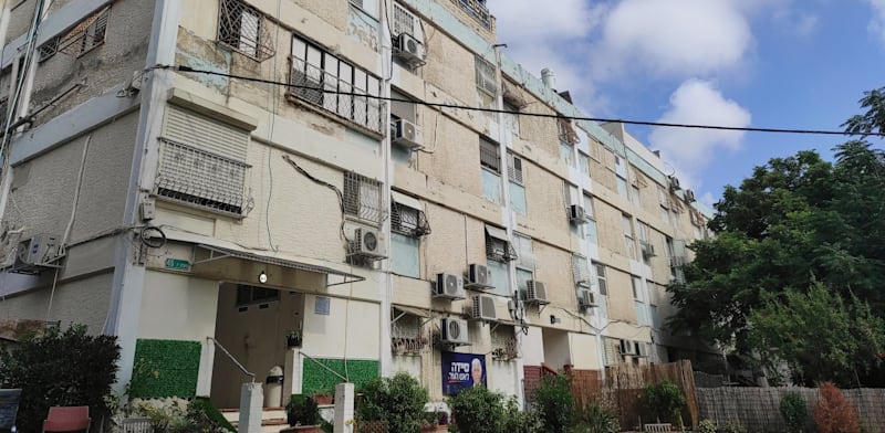 "דיור ציבורי בטירת הכרמל. ביקורת רבה על רמת התחזוקה של הפרויקטים / צילום: Shutterstock"