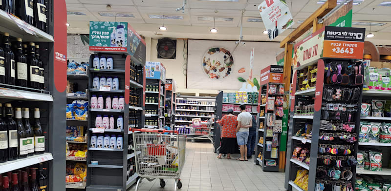 "סניף של רשת שיווק מקומית. יתמודדו במכרז? / צילום: טלי בוגדנובסקי"