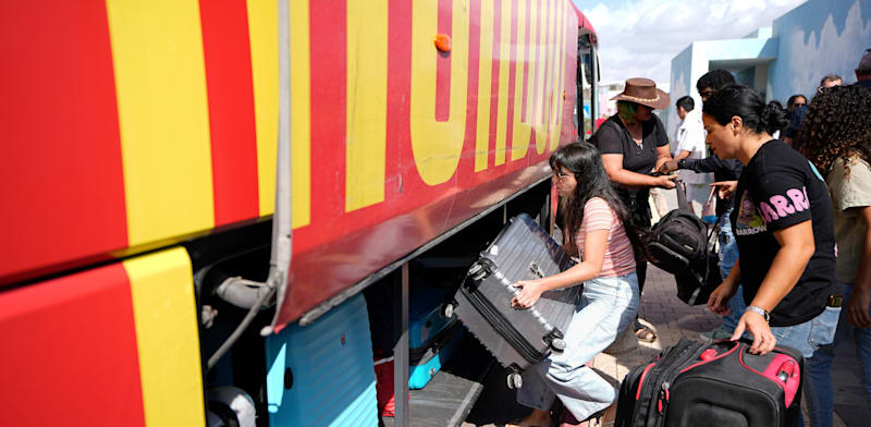 "פינוי תושבים מהעיר שדרות באוקטובר / צילום: ap, Ariel Schalit"