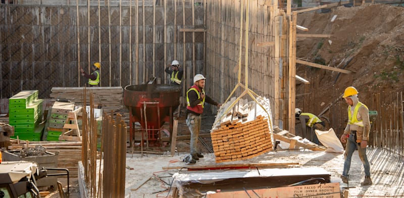 "פועלים עובדים באתר בנייה / צילום: Shutterstock"