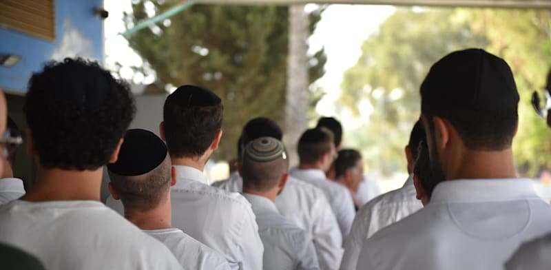 מתגייסים חרדים בתור ללשכת הגיוס / צילום: מיטב ודובר צה''ל