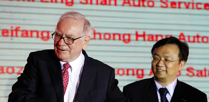 "וורן באפט בביקור במשרדי חברת BYD בסין / צילום: ap, Kin Cheung"