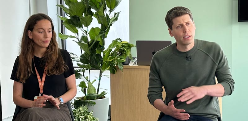 "מנכ''ל OpenAI סם אלטמן לצד מירה מואטי, לפני שהאחרונה עזבה את החברה / צילום: ap, Barbara Ortutey"