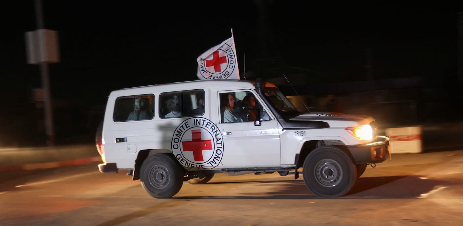 "רכב הצלב האדום במעבר גבול רפיח, בשנה שעברה / צילום: Reuters, IBRAHEEM ABU MUSTAFA"