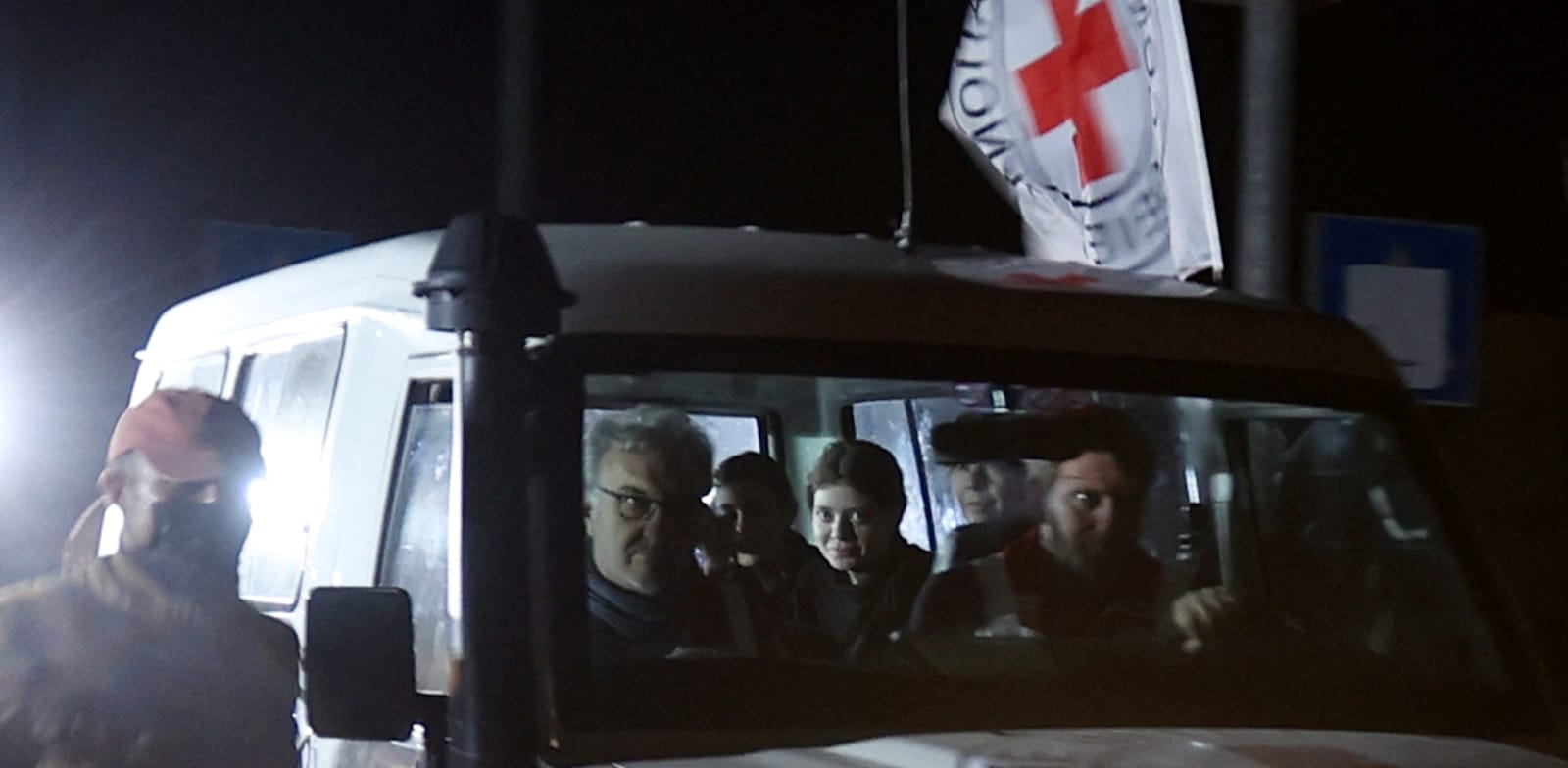 International Red Cross brings Israeli hostages over the Rafah crossing credit: Reuters Ibraheem Abu Mustafa