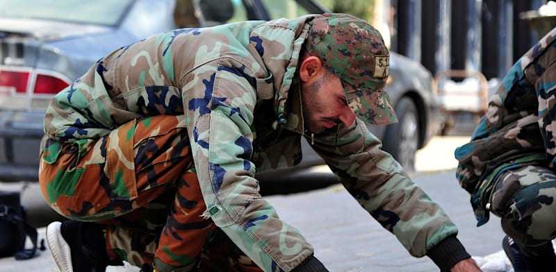 חייל סורי מציג קפטגון שנתפס. התיאבון לסמים לא ייעצר / צילום: ap, SANA