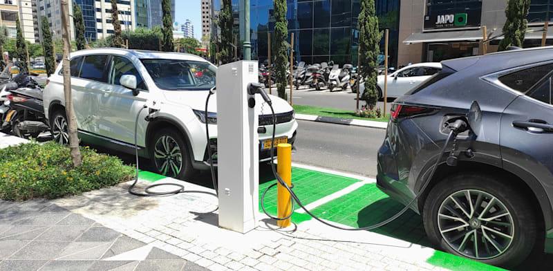 "נקודת טעינה חשמלית ברמת גן / צילום: Shutterstock"