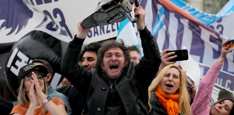 "מיליי מניף מסור בעצרת בחירות / צילום: Associated Press, Natacha Pisarenko"