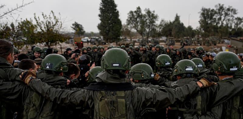 "מילואימניקים בשטחי הכינוס / צילום: Associated Press, Ohad Zwigenberg"