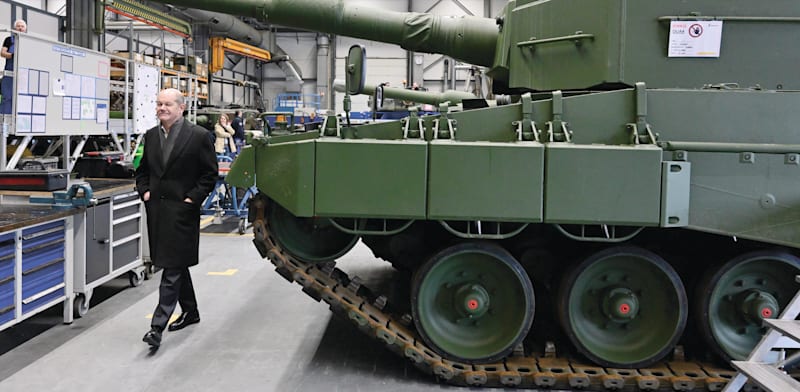 "קנצלר גרמניה אולף שולץ מבקר בפס ייצור עתידי של תותחים / צילום: ap, Fabian Bimmer"