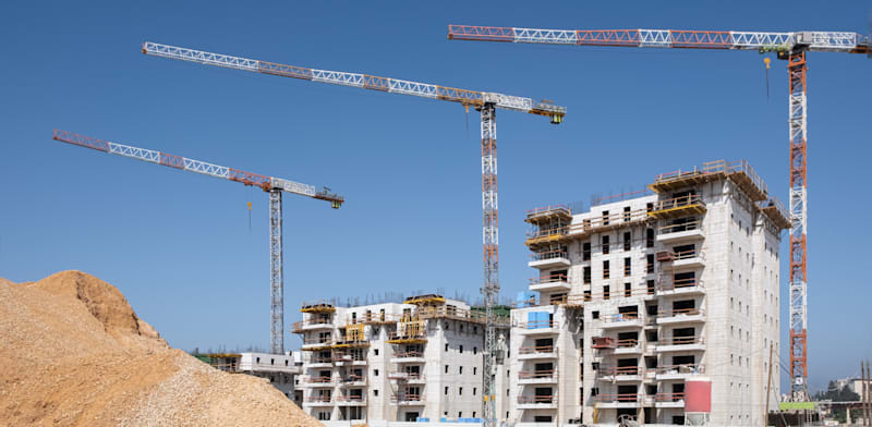 "בימים אלו מקודמים כמה הסכמי גג גדולים - האם הם ייבלמו? / צילום: Shutterstock"