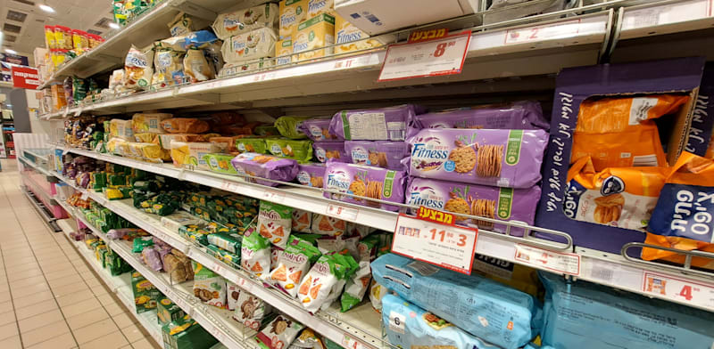 "מדפי סופר / צילום: טלי בודנובסקי"