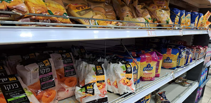 "מוצרי מאסטר שף המיובאים על-ידי שסטוביץ על מדפי הסופר / צילום: טלי בוגדנובסקי"