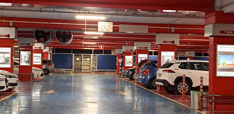 "חניון תת-קרקעי / צילום: טלי בוגדנובסקי" "חניון תת-קרקעי / צילום: טלי בוגדנובסקי"