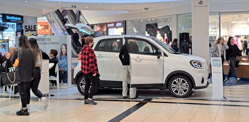 תצוגה של הדגם החשמלי העירוני T03 של LeapMotor בקניון בישראל / צילום: טלי בוגדנובסקי
