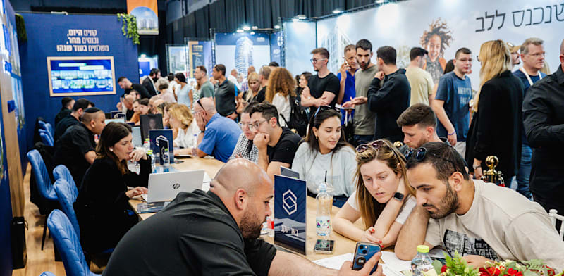 "יריד דירות של יד שנייה. מרוץ שבו ככל שרצים יותר, כך הקו מתרחק / צילום: רוני הרמן"