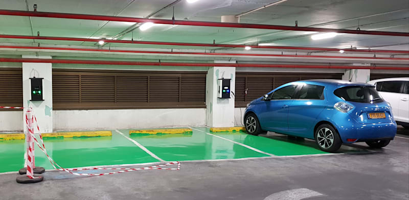 "רכב חשמלי בהטענה / צילום: Shutterstock"