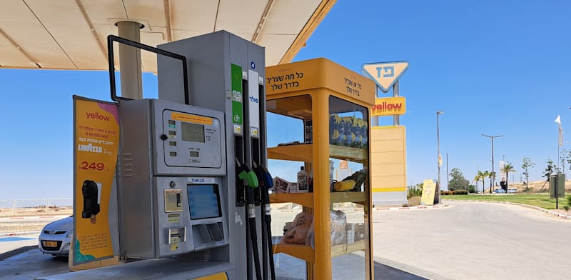 "תדלוק בתחנת דלק / צילום: טלי בוגדנובסקי"